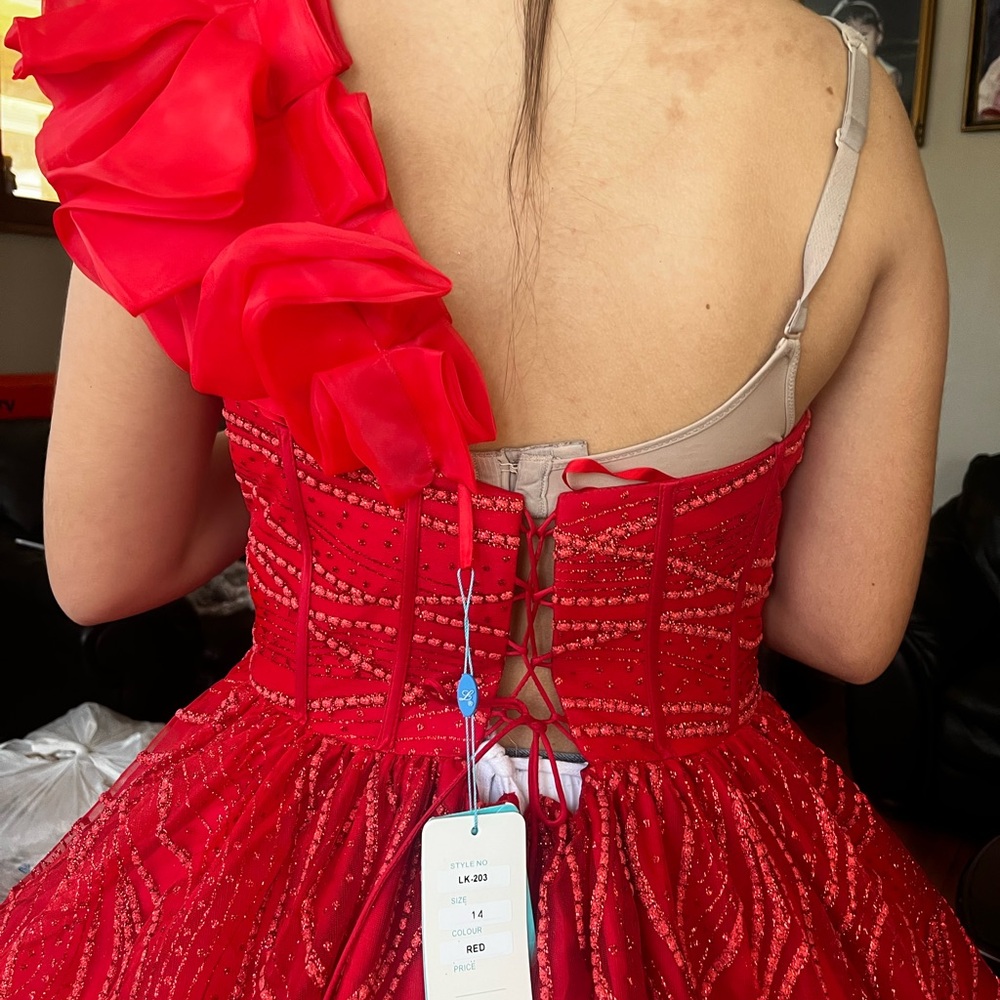 Red dress - Picture 8 of 8
